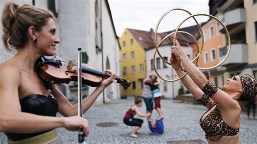 Numéro de spectacle acrobatique au cirque : performance pleine d'énergie