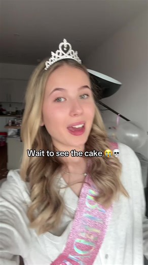 Stunning 21st Birthday Cake Reveal