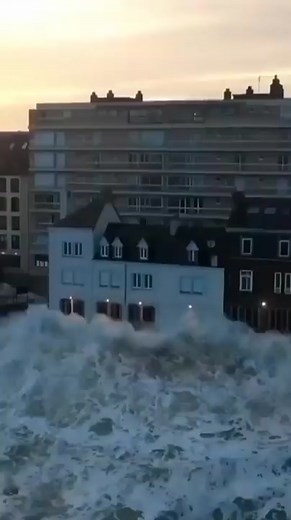 Wow! Thats a view! 🌊 These propeties need to be well constructed to face the force of the ocean #howthingswork #viral #howthingsactuallywork #wow #ocean #terrifying