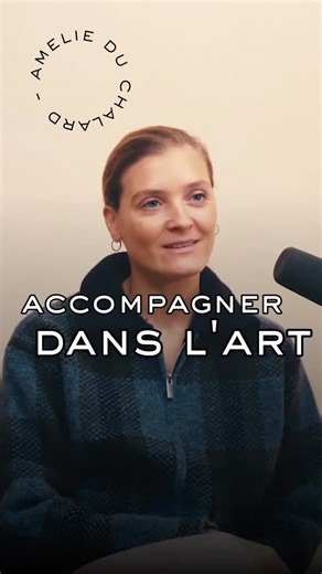 Galerie Amelie du Chalard - Amelie du Chalard Gallery on Instagram: "Petit budget, petits formats, moins de 1 000 €. Mais une constance rare, une vraie curiosité et un regard qui s’affine avec le temps. Ce qui compte, ce n’est pas ce qu’elle dépense. C’est ce qu’elle ressent. Son histoire, ses goûts, les œuvres qui l’ont précédée, celles qui l’attendent. Mon rôle n’est pas de vendre cher. Il est de trouver l’œuvre juste, celle qui fait écho, celle qui accompagne une sensibilité et la fait évolue