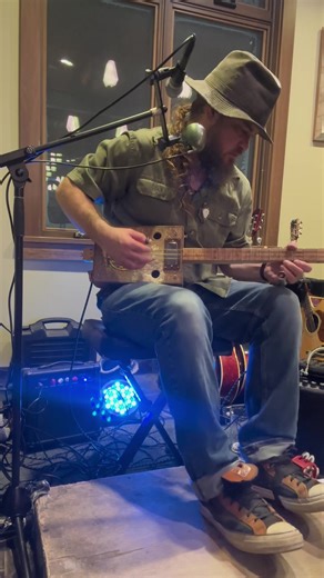 #Blues #SlideGuitar #OneManBand I had an awesome time last night in Jay, VT… here’s my original song “Foot Stomp Boogie” I hope y’all have a great New Year’s Eve, and here’s to Foot Stompin’ into the new year!!! 👣😎
