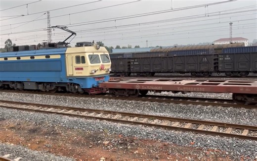 【普兴站】成局西段SS4 7221牵引混编货列通过普兴站去花龙门站方向