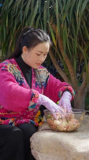 滇西小哥 Dianxi Xiaoge on Instagram: "All the seasonings Grandma planted—fish mint, scallions, ginger, and garlic—were pulled up and eaten in one go! I made a big bowl of fish-mint fried chicken, and it was unbelievably good—such a magical combination! 奶奶种的佐料，折耳根、葱姜蒜，都给拔了一口气吃掉！做了一盆折耳根炸鸡，可太好吃了，神奇的搭配～ #reelschallenge #food #cooking #dianxixiaoge#滇西小哥 #foodie #chiken"