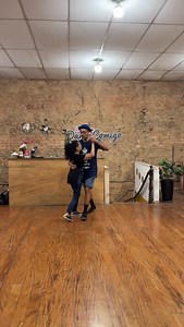 Uma das coisas que mais me enche de alegria é dançar assim com as alunas, ver elas fazendo coisas que não é qualquer aluna(o) que se dão o tempo necessário para chegar até esse nível. São alunas, fazem aula regular, duas vezes na semana, bailes (hoje em dia esporádicos) que tem uma rotina normal, sem ensaios, treinos, parceiros…..tudo na base da aula, compromisso, dedicação e acreditando no método. Por isso eu faço questão de colocar aqui a dança delas, pois tenho um orgulho GIGANTE! Assim como 