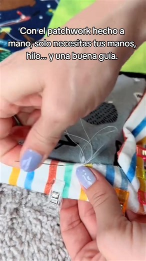 Cuando creas con el corazón, no necesitas una máquina para hacer arte. El patchwork hecho a mano es más que costura… es paciencia, amor y creatividad. 💖 Aprende, crea y emprende con el arte del patchwork. ✨ Busca el paso a paso en el primer comentario.👇 #Creatividad #Grandma #DIY #Artesanal #Coserfacil #Fblifestyle #Patwork #Retazos #Patchwork #CosturaCreativa #CosturaFacil #CosturaHechaAMano #CosturaDesdeCasa #Manualidades #CursoDeCostura #CosturaParaPrincipiantes #HechoConAmor | Costura y So