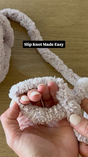 Wildly Woven | Chunky Knit Blankets on Instagram: "✨ The Finishing Touch Guide Not a full tutorial — this guide is for knitters who already know how to hand knit and want their blankets to look cleaner, more polished, and more Wildly Woven. 🎥 9 short videos 📄 13-page interactive PDF 🧶 Packed with my most-asked tips: loop sizing, clean edges, fixing stitches, wrapping for gifting, and more. Your blankets are already beautiful — now let’s finish them like a pro. 📎 Link in bio to download insta