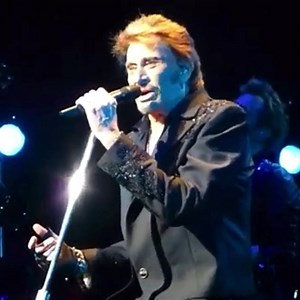 ✨Ce jour là, le 5 mai 2014, le Born Rocker Tour s’arrête à New York. Le même jour j’apprends la mort soudaine de ma mère à Paris. Elle souffrait de la maladie de Charcot. « Comment on va faire pour le show ? » s’inquiète Johnny. « Je ne sais pas, mais je serai à tes côtés ». Le lendemain, nous faisons le show au Beacon Theatre. Je pense à ma mère, la voix de Johnny me réconforte ✨💫 #johnnyhallyday #gregzlap #bornrockertour #newyork #beacontheatre #harmonica #harmonicaplayer #lepenitencier | Gre