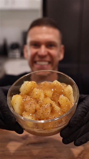 Matt West | ONLINE FITNESS COACH on Instagram: "Apple Pie Overnight Weet-Bix 🥧🤤 This was my most saved and used recipe of all time and it’s made it back into my breakfast rotation! 👨‍🍳 Ingredients, 1 serve ✅ Weet-Bix 3 biscuits, about 54g, 1.9oz ✅ High protein Greek yoghurt 160g, 5.6oz ✅ Milk of choice 100ml 3.38oz ✅ Casein protein custard 1 scoop, about 30g, 1oz ✅ Granny Smith apple, sliced 125g, 4.4oz, about 1 small apple ✅ Apple pie seasoning 5g, 0.18oz (could use cinnamon/nutmeg) ✅ Sugar