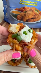 Comment the word potato to get this recipe delivered directly to your inbox! Whether you are looking for a game day snack, a holiday appetizer, or just a quick bite at home, these loaded tater tot cups are just the recipe you need! They are so easy to make as they really don’t require any cooking of the main ingredients before placing them into the oven. Simply load your tater tots up with toppings of your choice and of course, @smfchicken chicken tenders to keep that protein high! I love using 