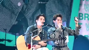 [VID] #BrightWin Fantopia 2020 - D2 #fantopiaxbrightwinday2 ——— Người ta hát tình ca cho em nghe mà em ngồi cũng hổng yên là sao bé, em làm vậy là chớt là chớt giọng ca vàng rồi thấy chưa. Ú ớ không được nên người ta cười thôi luôn đó =))))))) Xong rồi tới anh chọc lại bằng cách rap đệm cho em bé :)))) Nhìn cách em bé nhìn theo P’Bai hát mà cả một bầu trời yêu thương với ngưỡng mộ ấy chứ. Là anh ở bên em ngày đầu, cũng là anh dìu dắt em đến tận bây giờ. Cả anh và em gương mặt đều tràn đầy hạnh p