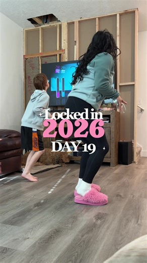 The blank stares are sending me… #lockedin #showingupformyself #gettingmypinkback #momlife #progressoverperfection