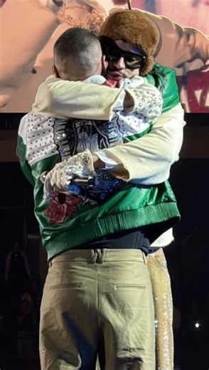 El momento que muchos esperaban. J Balvin y Bad Bunny juntos otra vez, cantando “La Canción” en la última fecha de Benito en México. Nostalgia, historia y un estadio completo cantando al unísono. 🇲🇽🎶 #badbunny #jbalvin #lacanción #esquiremx #músicalatina | Esquire México