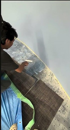 タイルカーペット部分貼り滑り止めピーラップを塗ります