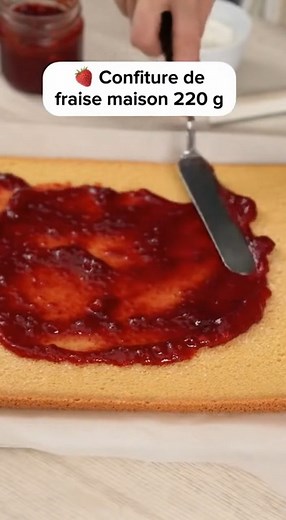 Roulé Fraises & Confiture Maison (léger, fruité, facile à rouler) 1. Ingrédients Pour la génoise 4 œufs 120 g de sucre 120 g de farine 1 pincée de sel 1 c. à café d’extrait de vanille (optionnel) Pour la garniture 200 à 250 g de confiture de fraises maison Option : 100 g de fraises fraîches en petits dés (si vous voulez un roulé plus fruité) Pour la finition Sucre glace Quelques fraises fraîches 2. Préparation Étape 1 — La génoise Préchauffer le four à 180°C. Séparer blancs et jaunes. Fouetter l