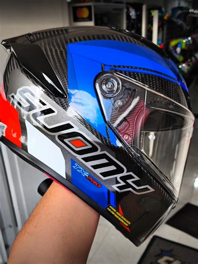 El peso que NO sientes, la seguridad que SI necesitas. 🛡️⬇ En Smart Bikers encuentras el Suomy TX-PRO que redefine lo que significa un casco deportivo ✅ Calota en FIBRA DE CARBONO EXPUESTO ✅ Aerodinámica probada en túnel de viento. ✅ Visión periférica de otro nivel. Menos peso en tu cuello, más enfoque en la curva. 🛣️ ¿Del 1 al 10, cuánto le das a esta combinación de colores? Los leemos en los comentarios. 🏁 #Suomy #MotoGPStyle #RiderEquipment #Sportbike #InstaMoto