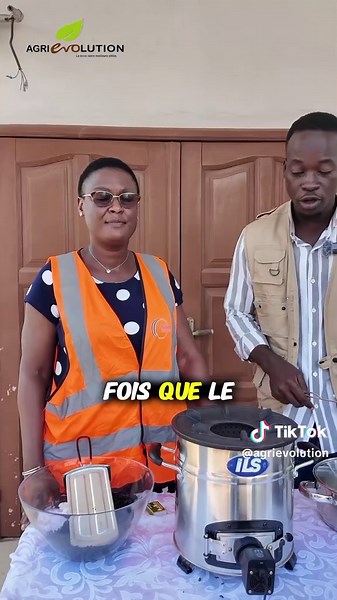 Tu dépenses encore trop en gaz ou en charbon ? Voici la solution simple et efficace 👇 Ce foyer écologique est équipé d’un système de ventilation qui alimente le feu en air en continu Résultat : cuisson plus rapide et plus efficace Batterie autonome jusqu’à 6 heures de temps Ne noircit pas tes casseroles Cuisson en un temps record Moins de dépenses au quotidien Moins de fumée, plus propre. C’est clairement une innovation qui peut changer ton quotidien 👉 Tu valides ce type de foyer ? Dis-moi en 