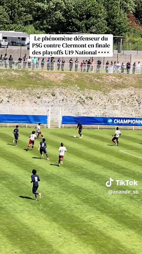 Défenseur du PSG contre Clermont en finale U19 National