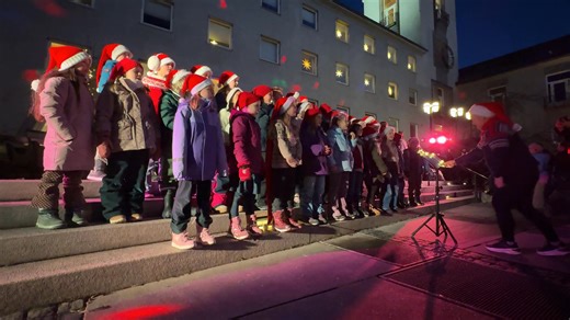 Ydalir skolekor med dirigent Sussan Nysveen sang "På låven sitter nissen" skrevet av Margrethe Munthe på årets juletretenning og åpning av julegata på rådhusplassen i Leiret🎅🏻 | Elverum kommune
