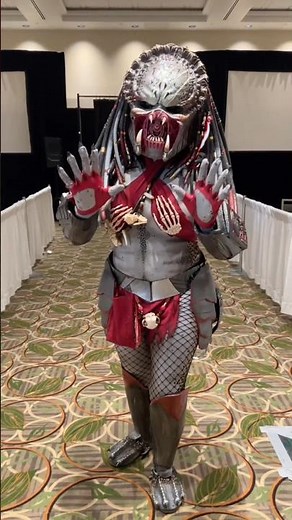 When a pred fan sees Female Yautja #cosplay #megacon