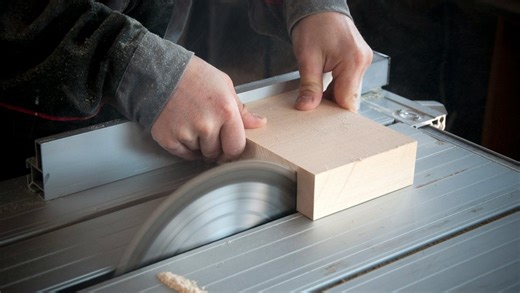 Terrible accident du travail : sa main glisse légèrement, la machine s’agrippe et lui coupe deux doigts en quelques secondes