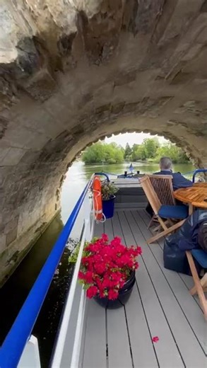 🇬🇧Squeezing Under a Bridge on the River Thames #barge #cruisetour