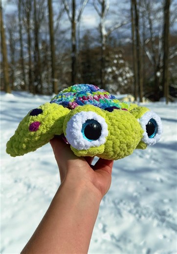 TEX THE TURTLE 💚🩷💜💙 Those big eyes absolutely crack me up! I had the opportunity to test this adorable cutie for @chezdouxcoton! I originally planned to go with classic turtle colors… but then I lost a fierce game of yarn chicken and had to restart the shell. No complaints here though because I’m always here for a bright, Lisa Frank–inspired moment (when in doubt, always trust LF 🌈). This pattern was so much fun and definitely gave my crochet-obsessed brain a workout! Friendly reminder: jus