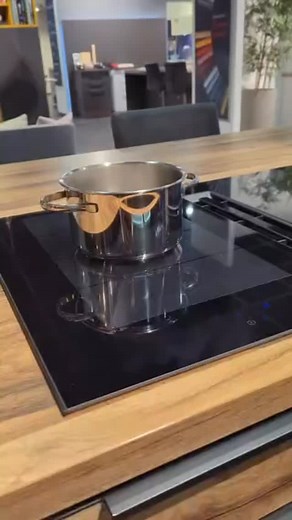 Sleek, smart, and space-saving - the Siemens venting hob combines powerful induction cooking with an integrated extractor, removing steam and odours right at the source. Perfect for open-plan kitchens where style and performance matter. #SiemensAppliances #KitchenDesign #ModernLiving #VentingHob | Schmidt | Facebook