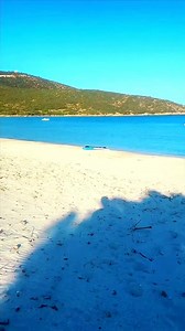 🩵🤍Cala Zafferano nel comune di Teulada, è una spiaggia di sabbia bianca e fine, circondata da dune e bagnata da un mare cristallino.💎🫧 🌊Il mare è molto trasparente e assume diverse sfumature di colore, dal verde smeraldo al turchese, grazie al fondale basso e a una bassa scogliera visibile anche in profondità. 🏊‍♂️☀️La spiaggia è delimitata da dune, che creano un ambiente suggestivo e protetto. 🏳️L'accesso a Porto Zafferano è regolamentato a causa della sua posizione all'interno di un'are