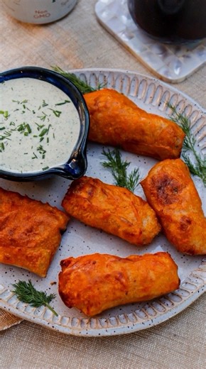 super snack > super bowl ;) maybe it’s time I put money on the Super Bowl 🤔 I’d definitely bet you’ll love this healthy recipe tho! these 3 ingredient buffalo wings with vegan ranch are one of my most made & popular recipes for good reason! they’re easy, healthy and delicious. RECIPES IN THE COMMENTS ✨ PS it’s gunna be the Seahawks…agree or disagree?! #easyrecipe #healthyrecipe #plantbased #wings #superbowl | Justine Cooks Vegan