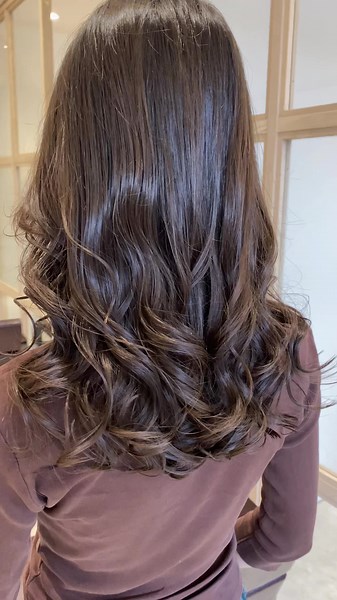 魔法のパーマ！ 細毛軟毛やダメージで コテ巻き風デジタルパーマがかかるか心配な方、 初めてのパーマで不安な方、 色んな悩みをお持ちの全ての女性を 『可愛くしたい』 その想いで、これまでやってきました。 デジタルパーマ専門美容師の塩見優月です。 デジタルパーマは、 お客様ひとりひとりの髪にあった薬剤の選定をし 熱を利用してパーマをかける、難しい技術です。 『毎日、乾かすだけで可愛いが続くデジタルパーマ』 をコンセプトにして、デジタルパーマの研究をしています。 ＊コテでうまく巻けない方 ＊朝セットに時間かけたくない方 ＊アイロンしてもすぐとれちゃう方 ＊パーマで失敗したことある方 ＊細毛軟毛で他店で断られた方 ＊思い通りにいかなかった方 わたしのパーマはお悩みを解決するためにあります！ 髪に負担をかけない 【コテ巻き風低温デジタルパーマ】✊🔥 今までかけたけどうまくいかなかったり、 コテ巻き風デジタルパーマをやってみたいけど 初めてで不安な方、 なんでもご相談ください！ 一緒に可愛くなりましょう☺️✨ お店の場所📍 渋谷区神宮前1-14-34 EA tower HARAJUKU4階 #