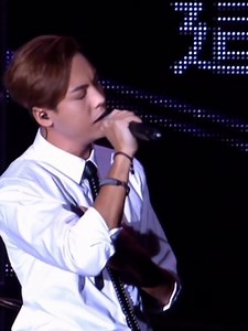 Let’s enjoy together this beautiful fragment of the song “Who Am I (我是誰)” Live . Chan Chen, while we look forward to his second tour with excitement and love. 💫❤️ 🎵🎶“I’ve already lost control . I’m no longer myself. Writing songs, I’m lonely but I love you. Dreams wait until everything takes flight. The mountain wind wants you by my side, and the mountain wind wishes to love you enough.” Sometimes, music says what words can’t. This isn’t just a lyric . it’s a feeling that refuses to fade. 🎵�