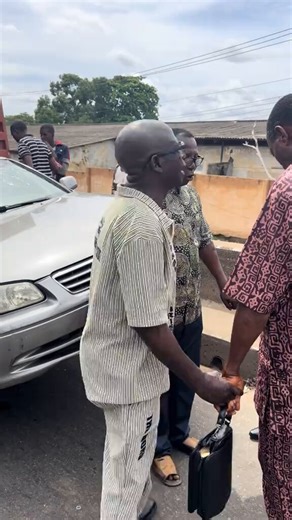 Man seen praying with his family members & pastor at the accident scene where Trailer fell on his car along Iyana isolo Bridge ,thanking God for sparing his life. 😳🙆🏽‍♂️