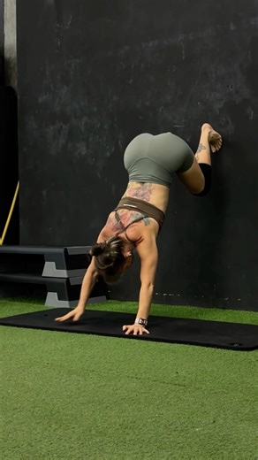 Can’t hold this? Fix your control#mobility #stability #wallworkout