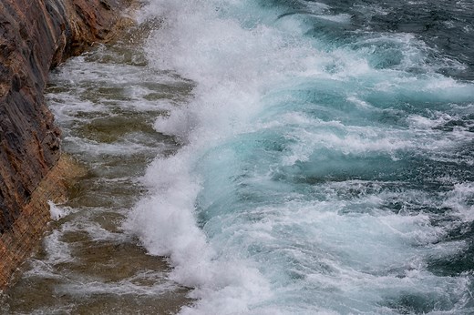 Watch Lake Superior’s power as waves crash into Pictured Rocks’ sandstone cliffs