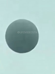 I'm not sure what is that object. My best guess it's a white balloon. #ufo #uap #ufosighting #alien #balloon