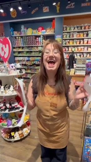 La Commère Magasin Géneral on Instagram: "Lindsay prépare deux commandes en ligne dont les notes demandent qu’elle les prépare en vidéo ! 😎 Si tu veux avoir la chance que ta commande soit faite en vidéo, passe-la directement sur www.lacommere.ca et ajoute ta demande dans les notes de celle-ci ! 😇😉 Pour visiter nos magasins: 📍Québec: 5700 boul des gradins, G2J 1R7 📍Chicoutimi: 194 Rue Price O, G7J 1H1 📍Lévis: 1208, rue de la Concorde, G6W 5M6"