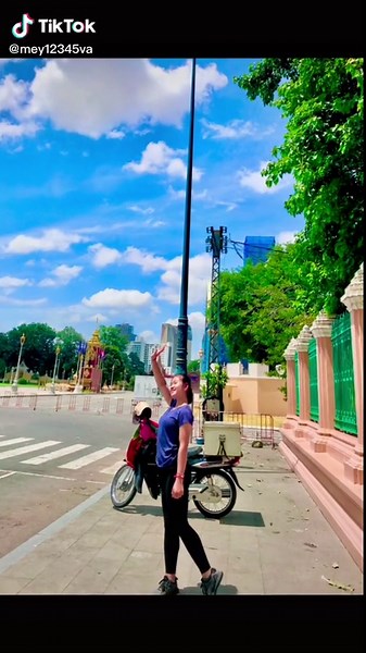 Dynamic High Kick Performance in Outdoor Setting