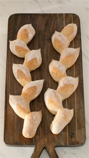 💛 Every bite takes you home 🥖 Epi bread, or pain d'épi, is a twist on the classic French baguette shaped like a wheat stalk. Its teardrop rolls easily pull apart, making it ideal for sharing. Let the Stand Mixer handle the heavy duties, like kneading dough and mixing ingredients. Once your dough is ready, add your signature with hand-scored cuts, giving your bread a personal touch and a rustic, beautiful finish. Savor the extra crust and rustic flair in every bite! #KitchenAidCanada #BreadReci