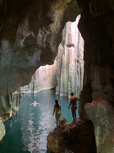 One of Fiji’s most iconic natural attractions, Sawa-i-Lau Caves feature limestone caverns and luminous saltwater pools steeped in local legend. 🗺️ Add it to your Yasawa itinerary! 📍Sawa-i-Lau Caves, Yasawa Islands 🛥️ 2 hrs 30 mins by sea from Port Denarau #fiji #limestonecave #bucketlist
