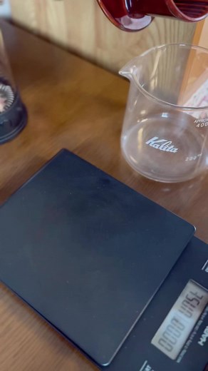 おはようございます☀️ くま珈琲です。 今日はエチオピア🇪🇹ナチュラル！ ナチュラルはもうちょい焙煎見直さなあかんかなー🫠 もうちょい待ってみて甘みが出てくれたら😲 では☕️ 【期間限定キャンペーン実施中】 詳細はハイライトより！8/27までです ------------------------------------ モコモコが見れる焙煎豆販売中☕️ プロフィールのリンクからどうぞ☺︎ @kuma_coffee ------------------------------------ Good morning☀️ It's kuma coffee. Today's coffee is Ethiopia🇪🇹Natural! I wonder if I should review the roasting of natural a little more. Wait a little longer and if the sweetness comes out😲 See you next post☕️ ------------------------------------ 