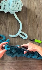 An easy way to change colors or add in a color stripe when you make a hand knit chunky blanket #fyp #fingerknitting #chunkyblankettutorial #handknitblanket #falldecor #diyhomedecor #etsycreatorco #chenilleblanket #holidaydecor #armknitting #diycrafts #handknit #sidehustle #newhobby #howtocrochet #fingercrochet #TikTokLearningCampaign | WildlyWoven