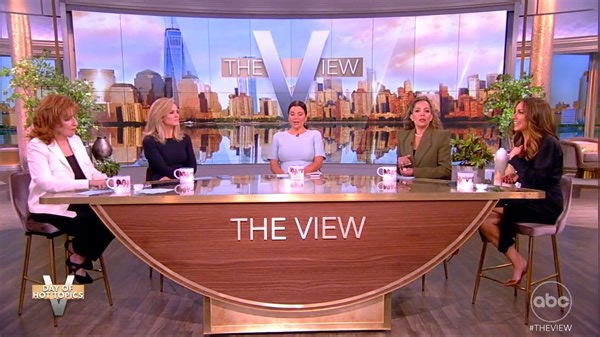 102K views · 1.6K reactions | RULES ON COMPLIMENTING SOMEONE? After a woman wrote in to Reddit with frustration because her sister-in-law thinks if you compliment one daughter you also have to compliment the other, #TheView co-hosts weigh in. abcn.ws/2RiH3wd | The View | Facebook