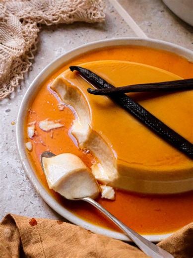 Si ça tremble, c'est gagné ! Ce flan vegan est tellement fondant qu’il TREMBLE. Caramel brillant, texture ultra lisse, zéro œuf… mais un effet wow immédiat. Dis-moi en commentaire : Un mot pour décrire ce dessert 🔽 Je lis TOUT 👀💬 #FlanVegan #DessertVegan #VeganDessert #vegan #veganfood Recette : https://barbarafrenchvegan.com/recipe/flan-vegan-fondant-tremblant-au-caramel/ Ingrédients : CARAMEL 60 g de Sucre 1 càs d'Eau FLAN 400 g de Lait de Soja 100 g de Crème de Soja (ou coco) 30 g de Sucre