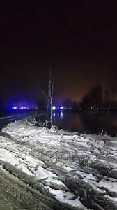 Brzeszcze: Przerwanie wału na stawach. Woda zalewa domy, trwa dramatyczna akcja ratunkowa W gminie Brzeszcze doszło dziś do bardzo poważnego zdarzenia. Woda przerwała wał na stawach w rejonie ulicy Nazieleńce, powodując szybkie i niebezpieczne zalewanie terenów mieszkalnych, w tym domów położonych przy ulicy Podgórze. Na miejscu pracują strażacy z jednostek OSP z terenu Gminy Brzeszcze, JRG Oświęcim oraz OSP Brzezinka. Obecni są również przedstawiciele władz samorządowych. Służby prowadzą intens