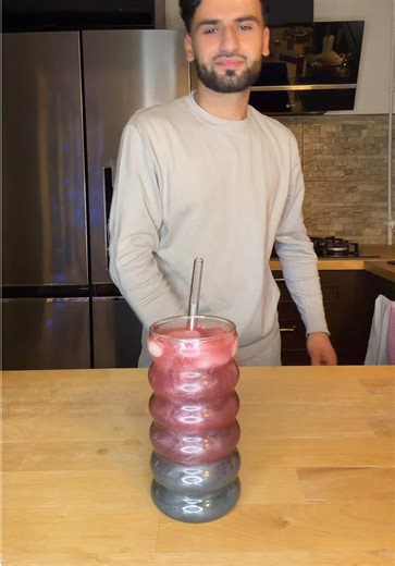 Mocktail Red Bull Abricot-Fraise 🍓 Ingrédients : - Sirop de Curaçao 2cl 🐬 - Sirop de Grenadine 1cl 🌹 - Jus d’Ananas 5cl 🍍 - Red Bull Abricot-Fraise 🍓 - Paillette comestible ✨