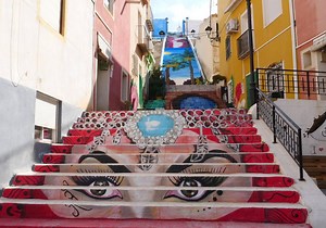 Una obra de arte urbano que homenajea a Abanilla con una marea de colores y la mirada de un pueblo | La Verdad
