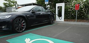 テスラ車が自動で駐車場から出迎えてくれる｢スマート・サモン｣機能。これによる事故を連邦安全規制当局が調査中