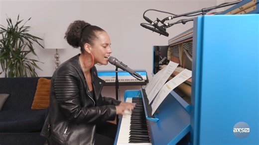 Alicia Keys' performance of her grammy award-winning single "Fallin'" radiates power. 🤩 | AXS TV