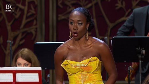 Sie gilt als absolute Ausnahmesängerin: die Sopranistin Jeanine De Bique 🥰. Lasst euch von ihr und ihrem Gesang bezaubern. Am 4. Oktober mit ihrem Programm "Mirrors" 👉 https://www.br-klassik.de/concert/ausstrahlung-2997682.html Jeanine De Bique singt die Arie "L’alma mia" von Georg Friedrich Händel beim Bayreuth Baroque Opera Festival mit dem Concerto Köln 🎶 #opera #classicalmusic #soprano #surprise #artist #Händel #mirrors #festival #stream | ARD Klassik