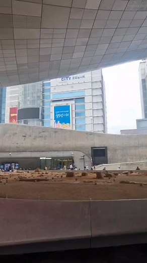 🌐 DDP – Dongdaemun Design Plaza Courbes d’aluminium, jeux de lumière, design en mouvement. Quand l’architecture devient poésie urbaine. 🎧 À écouter sur notre site internet ! [한국의 소리 : DDP] #kbsworld #kbsworldtv #kbsworldradio #kbsworldradiofrench #coreedusud #southkorea #hallyu #news #asie #asia #kpop #kdrama #kfood #seoul #travel #culture #litterature #actualite #voyage #tourisme | KBS WORLD Radio French Service